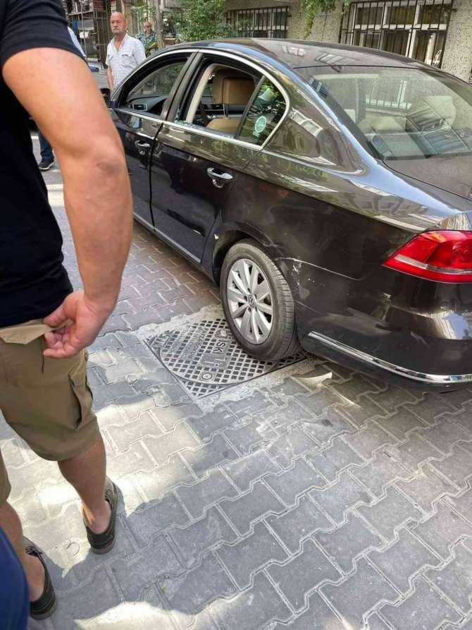 Küçükçekmece’de, İçinde Çocuk Ve Kadın Olan Araca Silahlı Saldırı