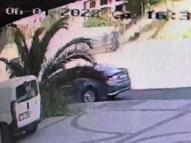 Deneme Sürüşü İçin Galeriden Aldıkları Otomobil İle Kaza Yaptılar: 3 Yaralı