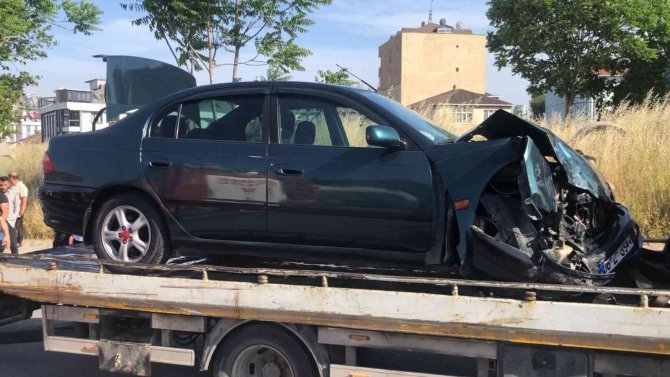 Deneme Sürüşü İçin Galeriden Aldıkları Otomobil İle Kaza Yaptılar: 3 Yaralı