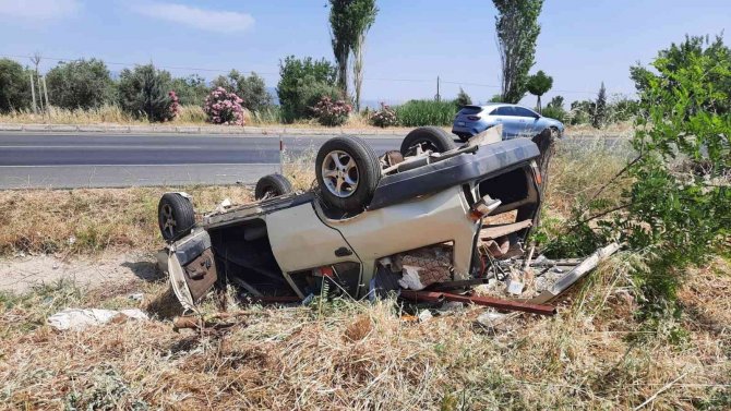 Ahmetli’de Otomobil Takla Attı: 2 Yaralı