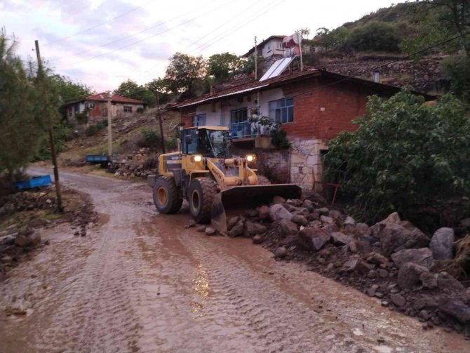 Manisa’da Bir İlçeyi Sel Vurdu