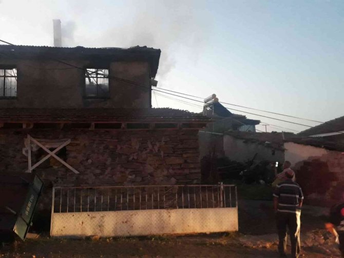 Eşi Ve Çocukları Uyurken Evini Yakan Baba Öldü, Ailesi Ağır Yaralı