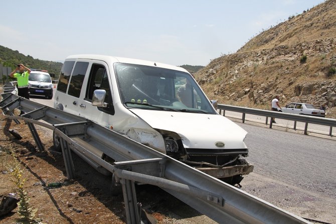 Bariyerlere Çarpan Hafif Ticari Araçtaki Bebek Yaralandı