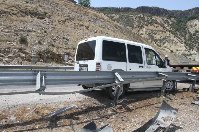 Bariyerlere Çarpan Hafif Ticari Araçtaki Bebek Yaralandı