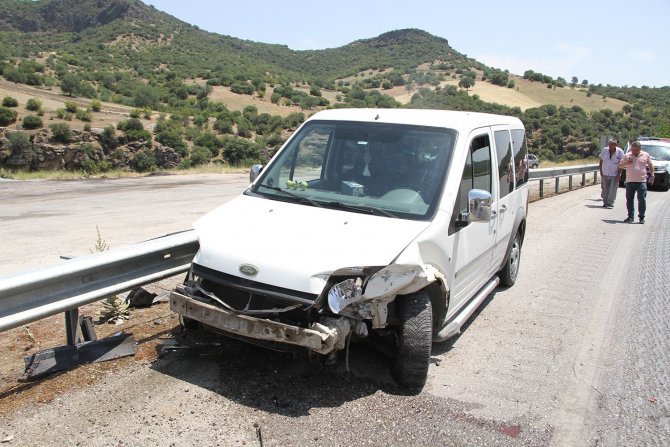 Bariyerlere Çarpan Hafif Ticari Araçtaki Bebek Yaralandı