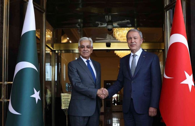 Bakan Akar, Pakistan Savunma Bakanı Asif İle Bir Araya Geldi