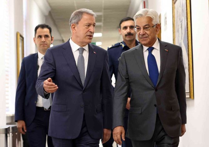 Bakan Akar, Pakistan Savunma Bakanı Asif İle Bir Araya Geldi