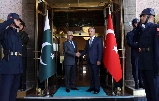 Bakan Akar, Pakistan Savunma Bakanı Asif İle Bir Araya Geldi