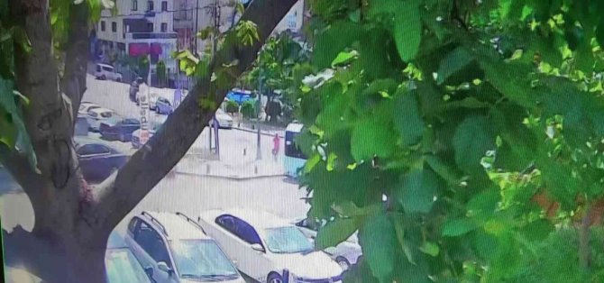 Kartal’da Freni Patlayan Minibüs Elektrik Direğini Devirip Duvara Çarptı