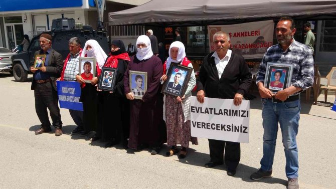 9 Yıldır Oğlundan Haber Alamayan Anne, Hdp Ve Pkk’ya Tepki Göstererek Kaldırıma Yattı