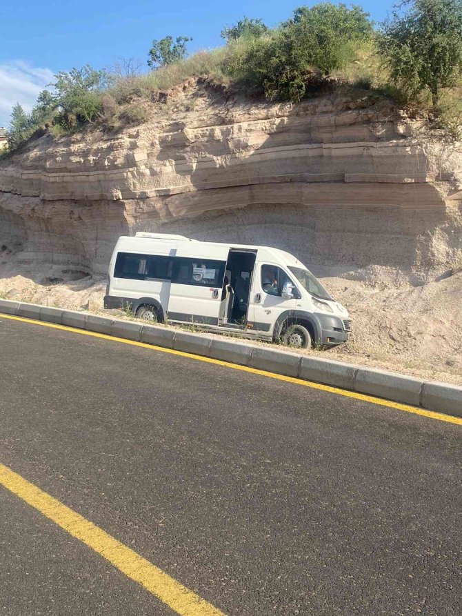 Freni Tutmayan Öğrenci Servisi Yoldan Çıktı, Şans Eseri Yaralanan Olmadı