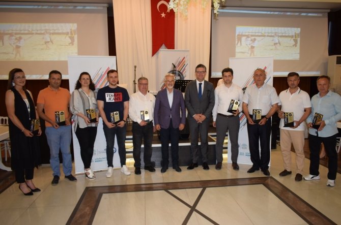 Spor Şenlikleri’nde Görev Alanlara Teşekkür Plaketi