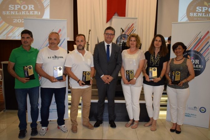 Spor Şenlikleri’nde Görev Alanlara Teşekkür Plaketi