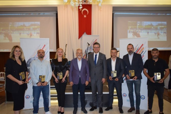 Spor Şenlikleri’nde Görev Alanlara Teşekkür Plaketi