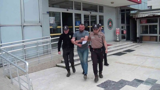 İ̇ş Makinesi İle Kovaladığı Otomobili Ters Çeviren Operatör Tutuklandı