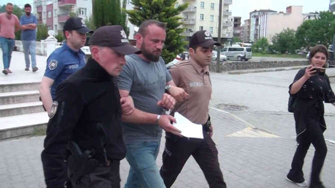 İ̇ş Makinesi İle Kovaladığı Otomobili Ters Çeviren Operatör Tutuklandı