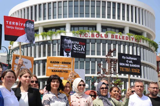 Kadınlar, Ellerinde “Terbiyesiz Tanju Özcan” Pankartlarıyla Yürüdü