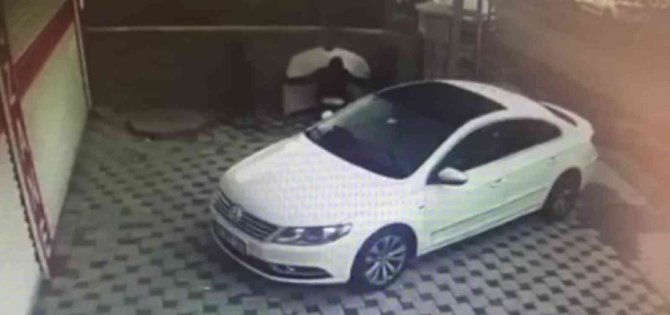 İ̇stanbul’da Otomobillere Dadanan Kaput Hırsızı Kamerada