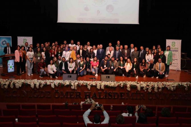 Plastik Dolu Havuzda Yüzerek Deniz Canlılarının Neler Yaşadığını Hissettiler