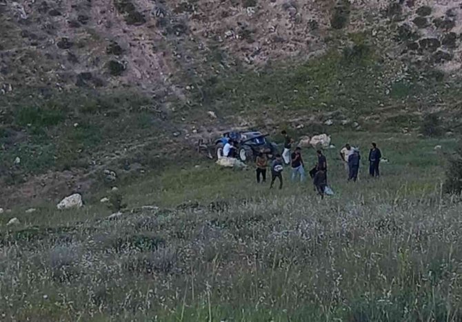 Traktör Devrildi, Sürücüsü Kazayı Yara Almadan Atlattı
