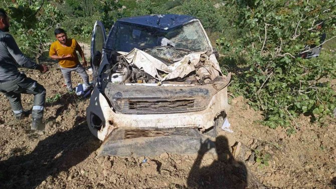 Siirt’te Araç Uçuruma Yuvarlandı: 2 Yaralı