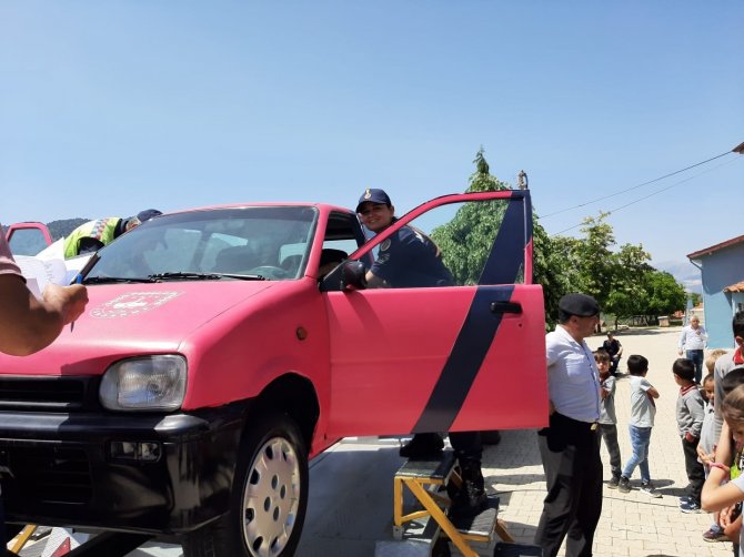 Jandarmadan Ortaokul Ve İlkokul Öğrencilerine Trafik Eğitimi