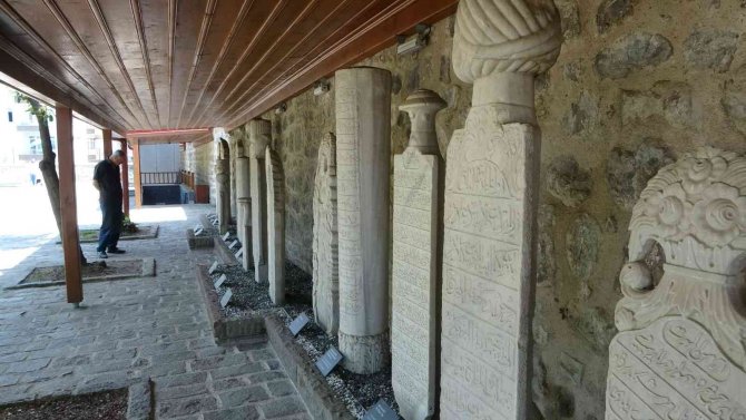 Trabzon’daki Osmanlı Dönemine Ait Mezar Taşlarının Büyük Bir Kısmı Burada Sergileniyor