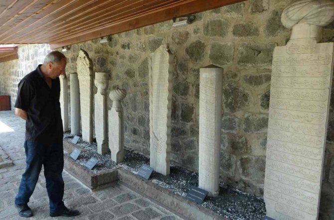 Trabzon’daki Osmanlı Dönemine Ait Mezar Taşlarının Büyük Bir Kısmı Burada Sergileniyor