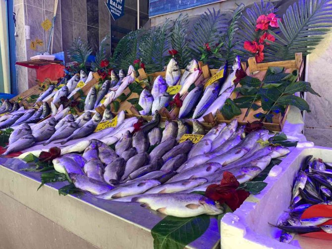 Av Yasağına Rağmen Eskişehir’deki Balık Tezgâhları Dolu