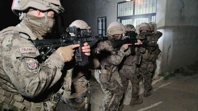 Van’da İnşaat Halindeki Bir Evde 20 Düzensiz Göçmen Yakalandı