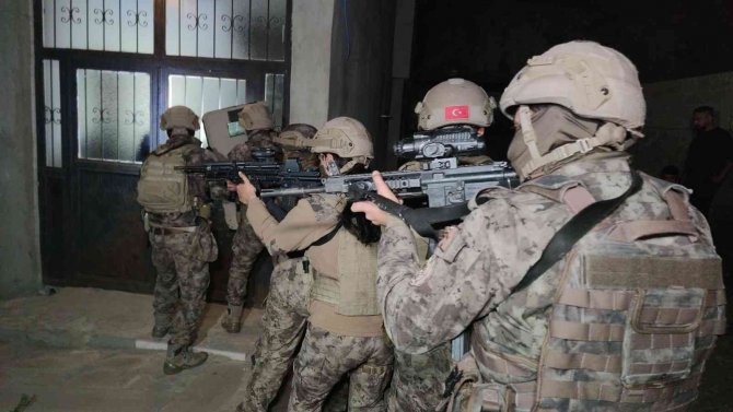 Van’da İnşaat Halindeki Bir Evde 20 Düzensiz Göçmen Yakalandı