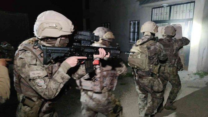 Van’da İnşaat Halindeki Bir Evde 20 Düzensiz Göçmen Yakalandı
