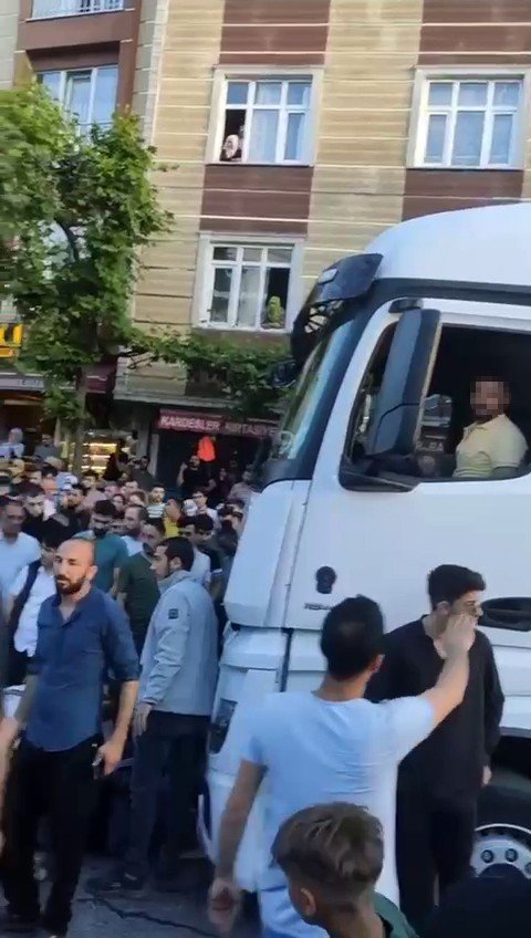 Yaşlı Adamı Ezdi, Şoka Girip Araçtan İnmedi