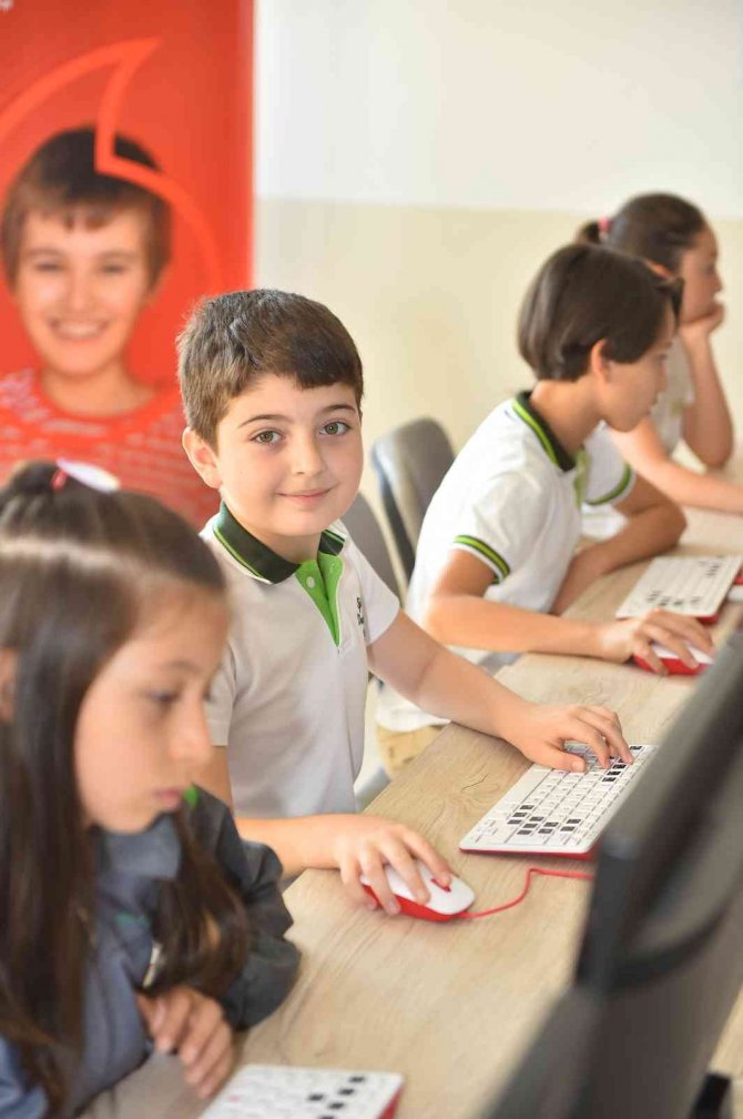 Vodafone, Elektronik Atıkları Bursalı Çocuklar İçin Kodlama Sınıfına Dönüştürdü