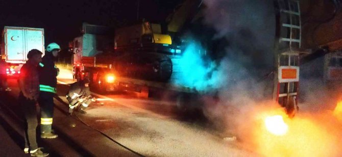 Yalova’da İş Makinası Yüklü Tırın Lastikleri Alev Aldı