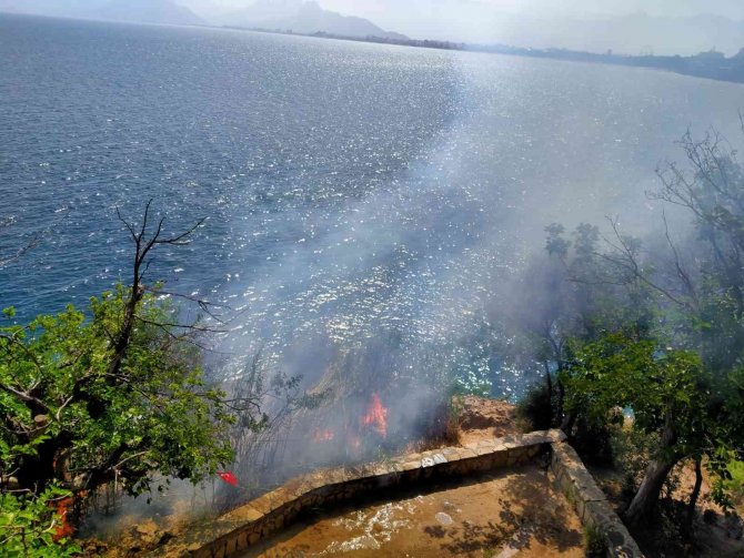 Antalya’da Falezlerde Çıkan Yangın Paniğe Neden Oldu