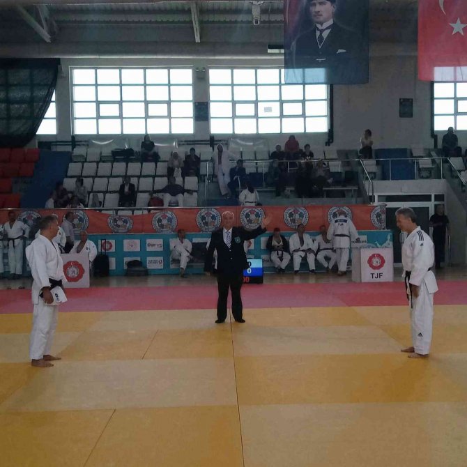 Judo Tutkusu Ve Çalışma Azmiyle 56 Yaşında Türkiye Şampiyonu Oldu