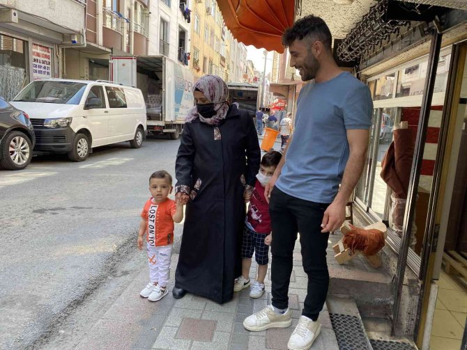 Zeytinburnu’nda Balkondan Düşen 2 Yaşındaki Çocuğu Havada Yakaladılar: O Anlar Kamerada