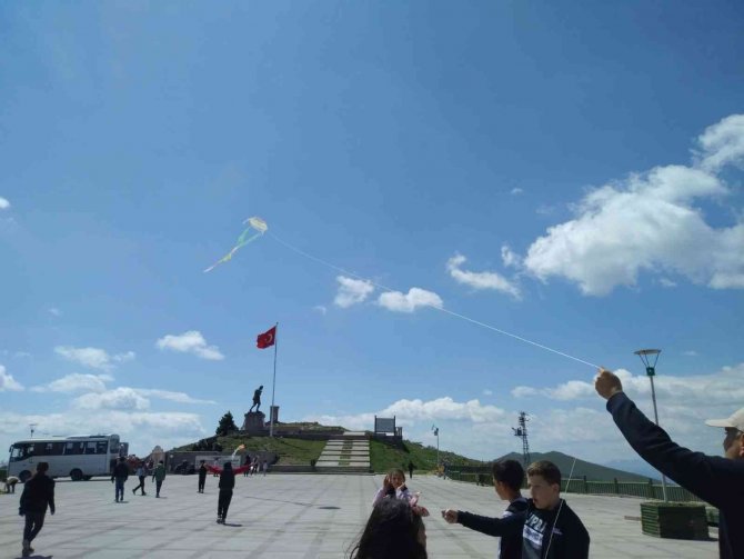 Minik Öğrenciler 100. Yılda Kocatepe’ye Çıktı