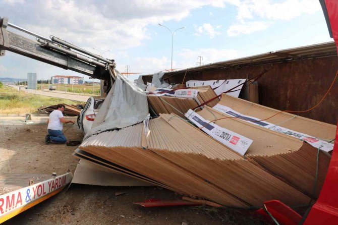 Aynı Aileden 4 İşinin İçinde Uyuduğu Otomobilin Üzerine Mdf Yüklü Tır Devrildi