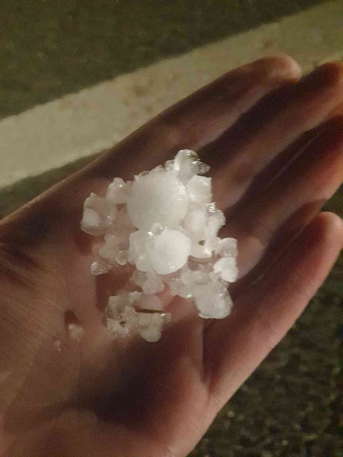 Afyonkarahisar’ın Şuhut İlçesinde Şiddetli Yağış Ve Dolu Hayatı Felç Etti