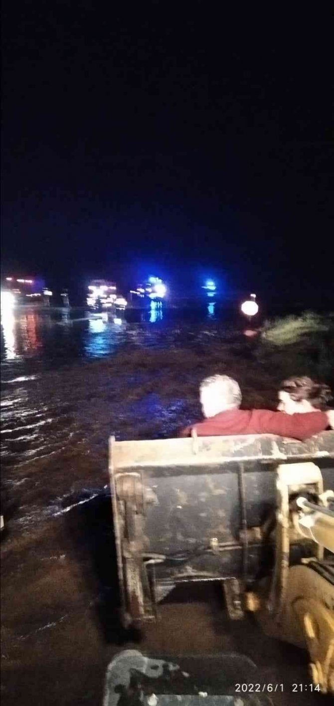 Afyonkarahisar’ın Şuhut İlçesinde Şiddetli Yağış Ve Dolu Hayatı Felç Etti