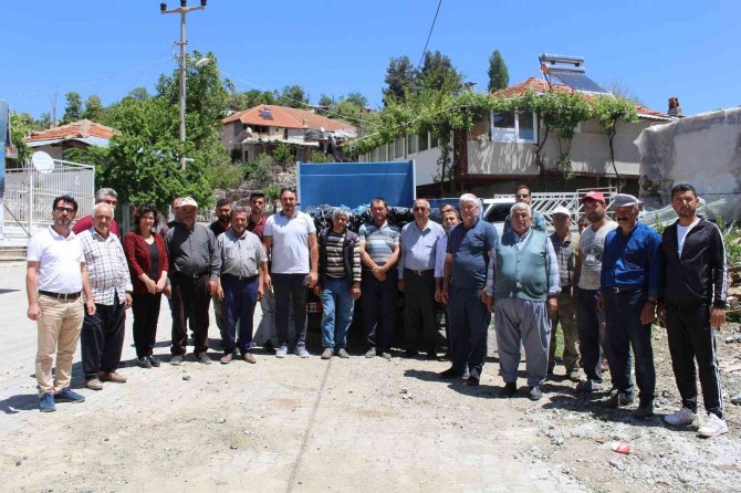 Antalya Büyükşehir Belediyesinden Afetzede Çiftçiye Naylon Desteği