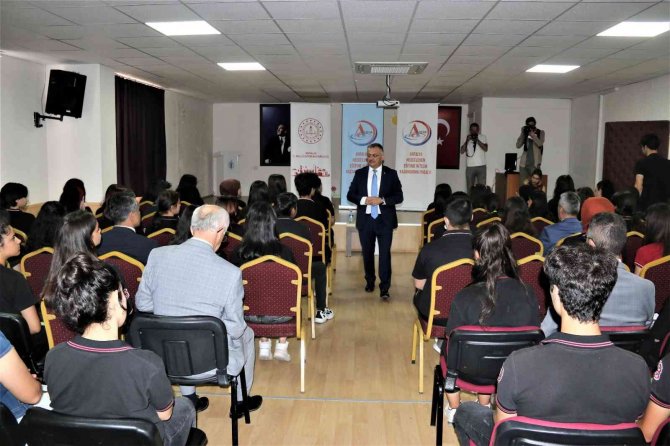 Antalya’da 33 Bin Öğrenciye Kitap Hediye Edilecek