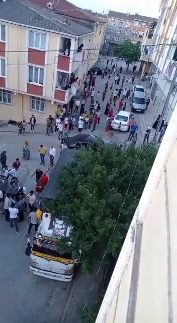 Gündüz Başladılar, Akşama Kadar Kavga Ettiler