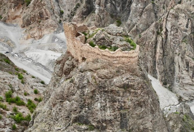 Sular Altında Kalacak Olan İlçenin Gün Yüzünde Kalan Tarihi Olacak