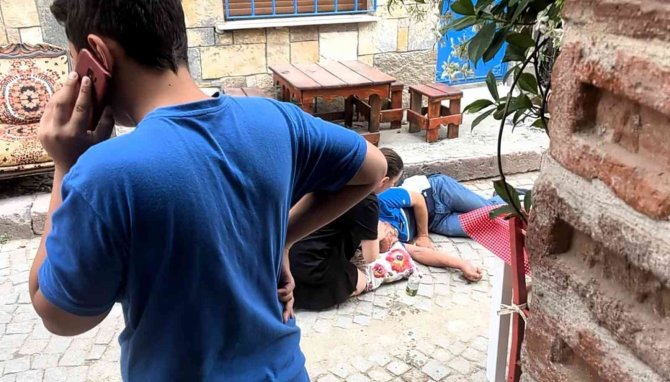 Ayvalık’ta Sokak Ortasında Silahlı Kavga 2 Yaralı