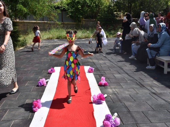 Miniklerden Geri Dönüşüm Ürünleriyle Kostüm Defilesi