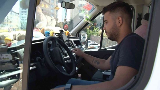 Ümraniye’de Kamyonetten Telefon Hırsızlığı Kamerada
