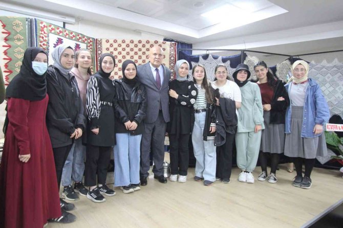 El Emeği Göz Nuru Eserler Sergilendi